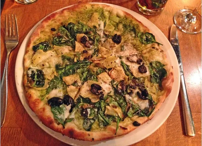 6958867-pizza_by_the_thames_london